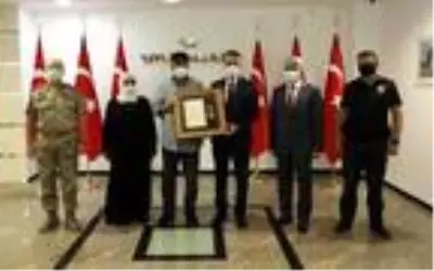 Bitlis'te, şehit ailesine Devlet Övünç Madalyası ile Beratı verildi Bitlis'te, şehit ailesine Devlet Övünç Madalyası ile Beratı verildi