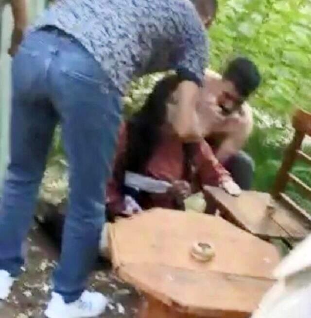 Cani koca, barışmak için buluştuğu eşini 8 yerinden bıçaklayarak ağır yaraladı Cani koca, barışmak için buluştuğu eşini 8 yerinden bıçaklayarak ağır yaraladı