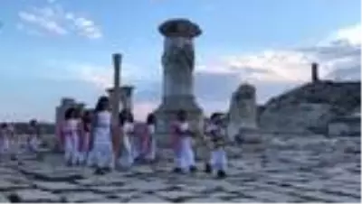 Çocuklar, Sagalassos Antik Kenti'deki Antoninler Çeşmesi'ni resmetti Çocuklar, Sagalassos Antik Kenti'deki Antoninler Çeşmesi'ni resmetti