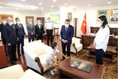 Devlet Övünç Madalyası ve Beratı şehidin eşine verildi Devlet Övünç Madalyası ve Beratı şehidin eşine verildi
