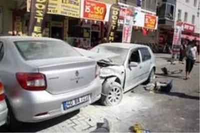 Son Dakika | Direksiyon hakimiyetini kaybetti, park halindeki araçları böyle biçti Son Dakika | Direksiyon hakimiyetini kaybetti, park halindeki araçları böyle biçti