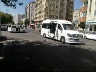 Diyarbakır'da hafif ticari araç ile minibüs çarpıştı: Faciadan dönüldü Diyarbakır'da hafif ticari araç ile minibüs çarpıştı: Faciadan dönüldü