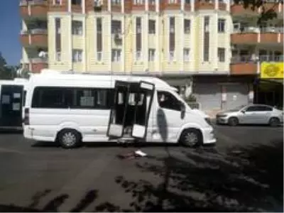 Diyarbakır'da hafif ticari araç ile minibüs çarpıştı: Faciadan dönüldü Diyarbakır'da hafif ticari araç ile minibüs çarpıştı: Faciadan dönüldü