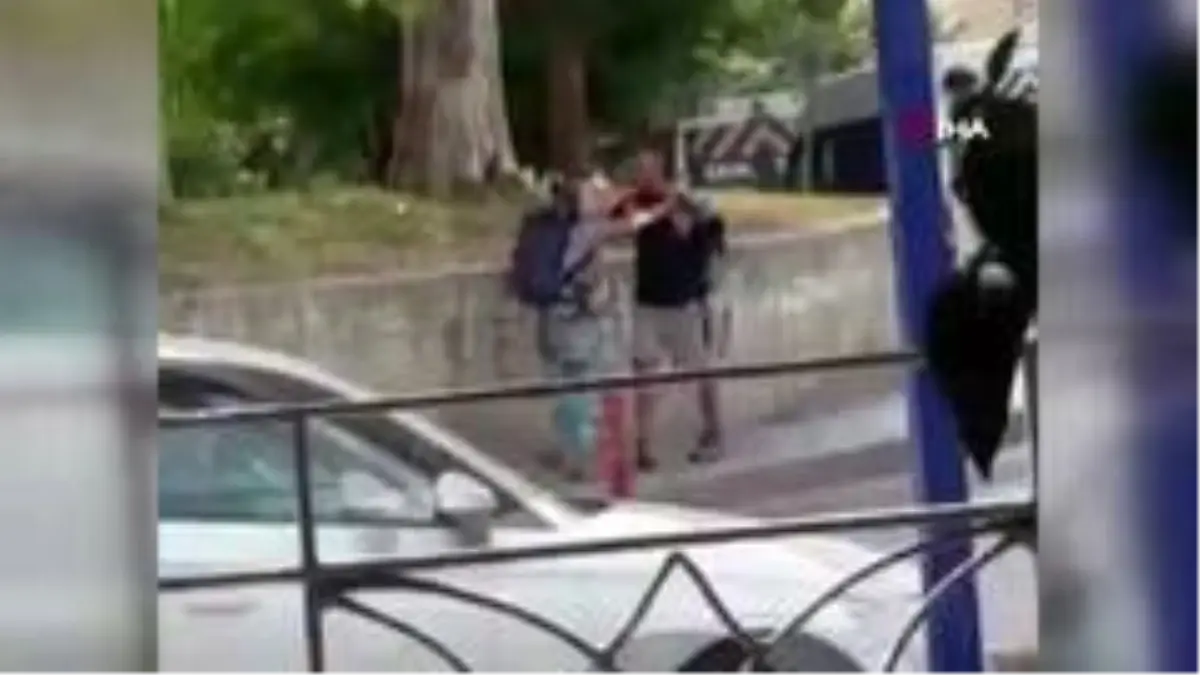 Erkek arkadaşını sokak ortasında dövdü