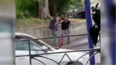 Erkek arkadaşını sokak ortasında dövdü Erkek arkadaşını sokak ortasında dövdü