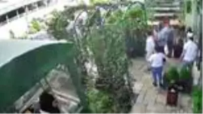 Esenyurt'ta değnekçi terörü kamerada Esenyurt'ta değnekçi terörü kamerada