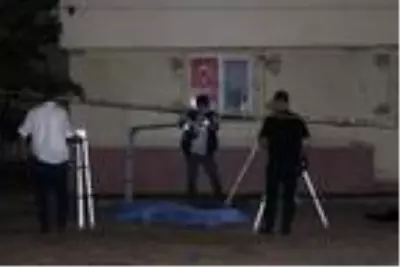 Eşiyle tartışan kadın, 5. kattaki evinin penceresinden atlayarak intihar etti Eşiyle tartışan kadın, 5. kattaki evinin penceresinden atlayarak intihar etti