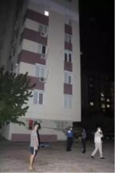 Eşiyle tartışan kadın, 5. kattaki evinin penceresinden atlayarak intihar etti Eşiyle tartışan kadın, 5. kattaki evinin penceresinden atlayarak intihar etti