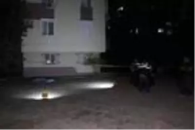 Eşiyle tartışan kadın, 5. kattaki evinin penceresinden atlayarak intihar etti Eşiyle tartışan kadın, 5. kattaki evinin penceresinden atlayarak intihar etti