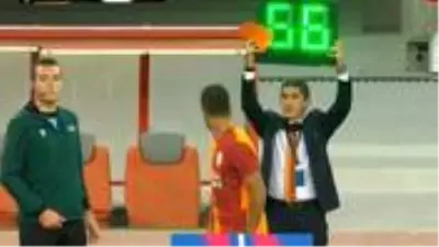Galatasaray'ın oyuncu değişikliklerinde tabelayı idari menajer Şükrü Hanedar kaldırdı Galatasaray'ın oyuncu değişikliklerinde tabelayı idari menajer Şükrü Hanedar kaldırdı