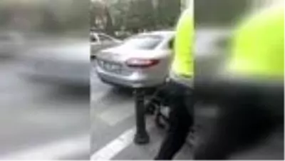 Geçide park edilen otomobil nedeniyle karşıya geçemeyen engellinin yardımına polis koştu Geçide park edilen otomobil nedeniyle karşıya geçemeyen engellinin yardımına polis koştu