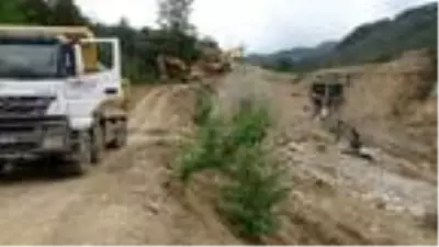 Giresun'da selde kaybolan 4 kişi aranıyor Giresun'da selde kaybolan 4 kişi aranıyor