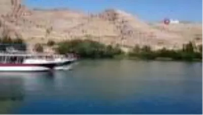 Halfeti'de tur teknesi battı