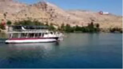 Halfeti'de tur teknesi battı