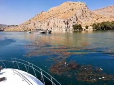 Halfeti'de tur teknesi battı
