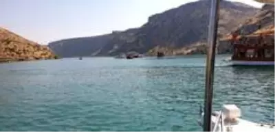 Halfeti'de tur teknesi battı