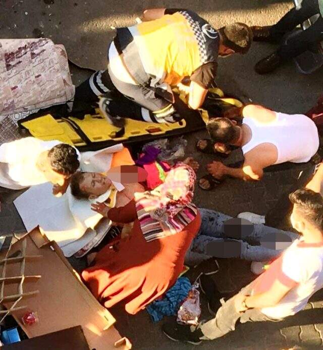 Hızını alamayan otomobil iş yerinin içine daldı; 3 kişi yaralanırken, iki çocuk son anda kurtuldu