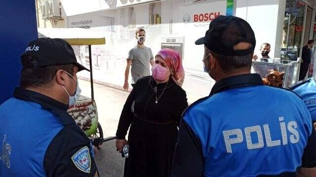 İkinci kez maske kuralını ihlal eden kadından polise pişkin sözler İkinci kez maske kuralını ihlal eden kadından polise pişkin sözler