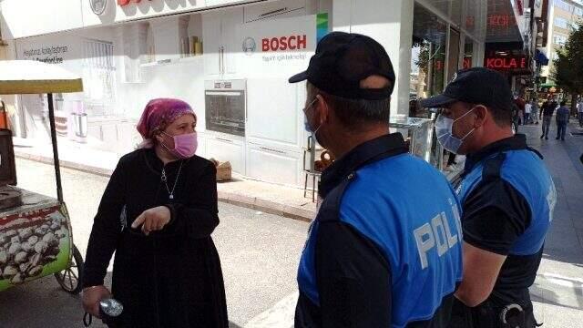 İkinci kez maske kuralını ihlal eden kadından polise pişkin sözler İkinci kez maske kuralını ihlal eden kadından polise pişkin sözler