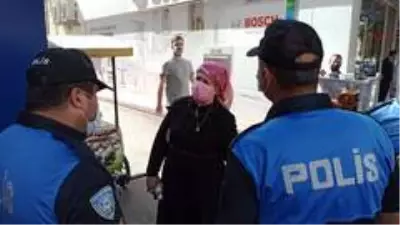 İkinci kez maske kuralını ihlal eden kadından polise pişkin sözler İkinci kez maske kuralını ihlal eden kadından polise pişkin sözler
