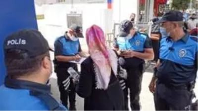 İkinci kez maske kuralını ihlal eden kadından polise pişkin sözler İkinci kez maske kuralını ihlal eden kadından polise pişkin sözler