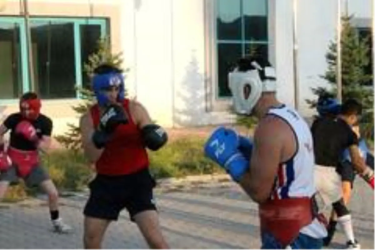 İngiltere ve Türkiye Boks Milli Takımları Çankırı'da kampa girdi