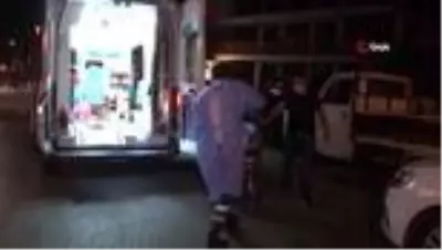 İzmir'de evinde bıçaklanan kişi yaralandı İzmir'de evinde bıçaklanan kişi yaralandı