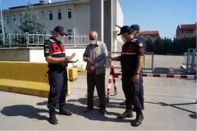 Jandarma AVM'de bulunan cüzdanı sahibine ulaştırdı Jandarma AVM'de bulunan cüzdanı sahibine ulaştırdı