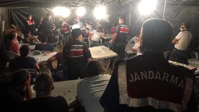 Jandarmayı şaşkına çeviren operasyon: Tarlanın ortasına çadır kurup kumar oynadılar Jandarmayı şaşkına çeviren operasyon: Tarlanın ortasına çadır kurup kumar oynadılar
