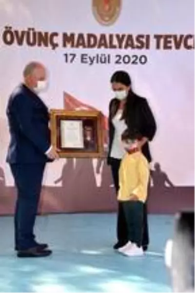 Son dakika gündem: Kahramanmaraş'ta 23 şehit yakını ve gaziye 'Devlet Övünç Madalyası' verildi Son dakika gündem: Kahramanmaraş'ta 23 şehit yakını ve gaziye 'Devlet Övünç Madalyası' verildi