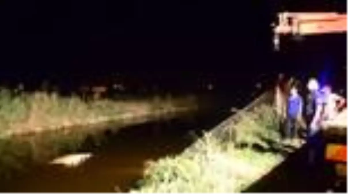 Kamyonet sulama kanalına devrildi: 1'i ağır 2 yaralı