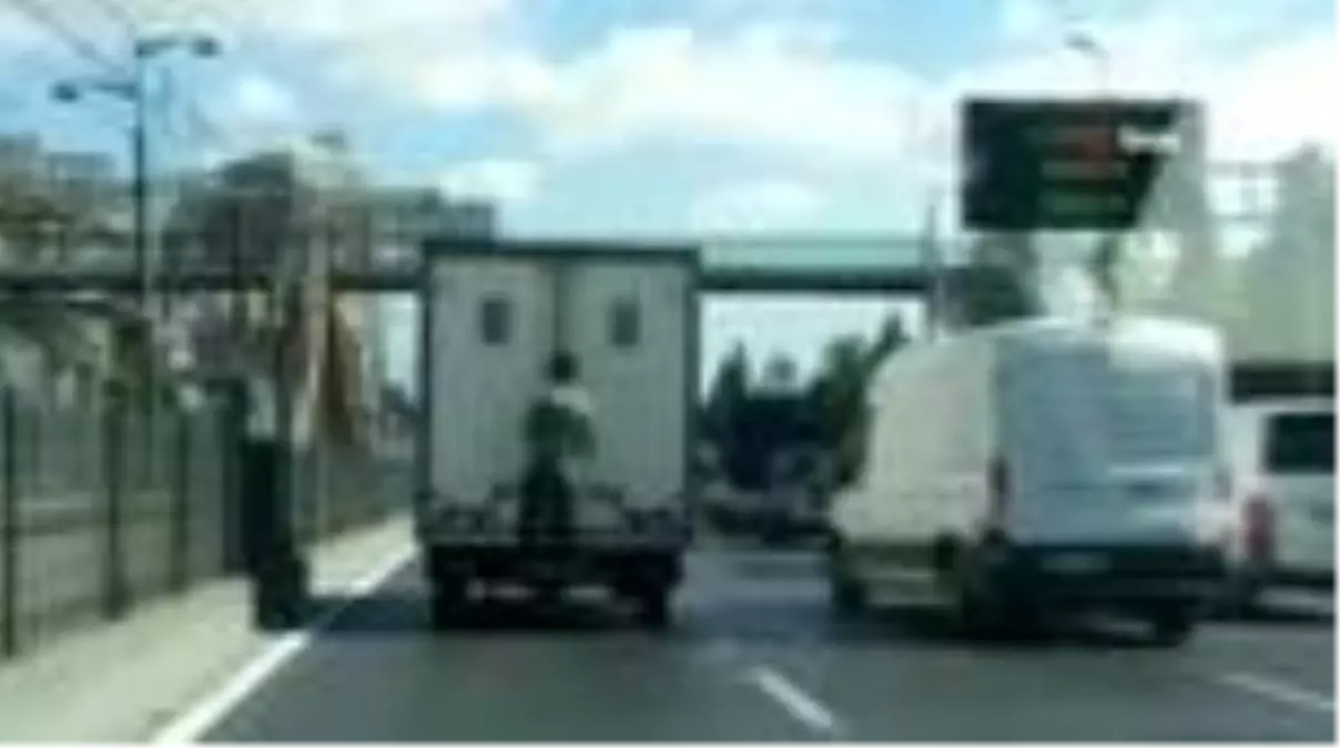 Kamyonetin kasasında tehlikeli yolculuk kamerada