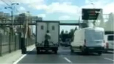 Kamyonetin kasasında tehlikeli yolculuk kamerada Kamyonetin kasasında tehlikeli yolculuk kamerada