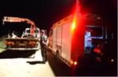 Kanala düşen kamyonetteki sürücü yaralandı, eşi öldü Kanala düşen kamyonetteki sürücü yaralandı, eşi öldü