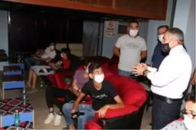 Kaymakam Duru elinde dövizle denetim yaptı Kaymakam Duru elinde dövizle denetim yaptı