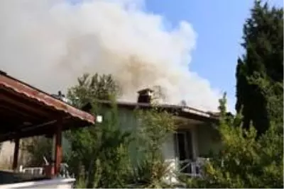 Bitişik vaziyetteki 4 ev alevlere teslim oldu Bitişik vaziyetteki 4 ev alevlere teslim oldu