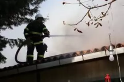 Bitişik vaziyetteki 4 ev alevlere teslim oldu Bitişik vaziyetteki 4 ev alevlere teslim oldu