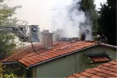 Bitişik vaziyetteki 4 ev alevlere teslim oldu Bitişik vaziyetteki 4 ev alevlere teslim oldu