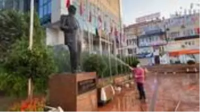 Maltepe Belediye Başkanı Ali Kılıç, Atatürk heykelini hortumla yıkadı Maltepe Belediye Başkanı Ali Kılıç, Atatürk heykelini hortumla yıkadı