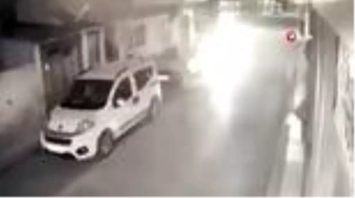 Motosiklet, çarptığı bisikleti böyle sürükledi