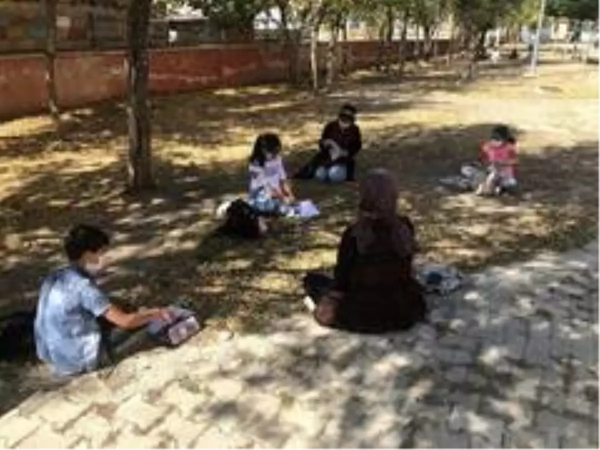 Son dakika haber: Okuldan uzak kalan öğrenciler okul bahçesinde toplanarak ders çalıştı