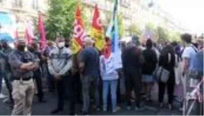 - Paris'te hükümetin emekli maaşlarından kesinti yapma planına karşı protesto- Protestoculardan... - Paris'te hükümetin emekli maaşlarından kesinti yapma planına karşı protesto- Protestoculardan...