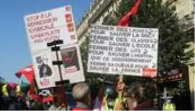 - Paris'te hükümetin emekli maaşlarından kesinti yapma planına karşı protesto- Protestoculardan... - Paris'te hükümetin emekli maaşlarından kesinti yapma planına karşı protesto- Protestoculardan...