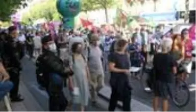 - Paris'te hükümetin emekli maaşlarından kesinti yapma planına karşı protesto- Protestoculardan... - Paris'te hükümetin emekli maaşlarından kesinti yapma planına karşı protesto- Protestoculardan...