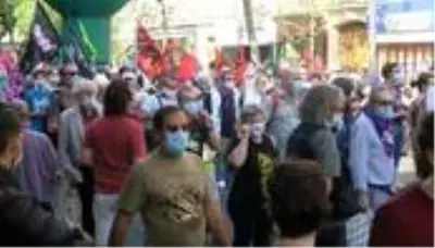 - Paris'te hükümetin emekli maaşlarından kesinti yapma planına karşı protesto- Protestoculardan... - Paris'te hükümetin emekli maaşlarından kesinti yapma planına karşı protesto- Protestoculardan...