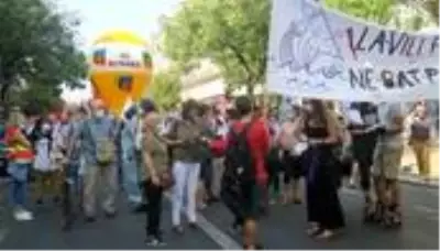 - Paris'te hükümetin emekli maaşlarından kesinti yapma planına karşı protesto- Protestoculardan... - Paris'te hükümetin emekli maaşlarından kesinti yapma planına karşı protesto- Protestoculardan...