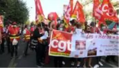 - Paris'te hükümetin emekli maaşlarından kesinti yapma planına karşı protesto- Protestoculardan... - Paris'te hükümetin emekli maaşlarından kesinti yapma planına karşı protesto- Protestoculardan...