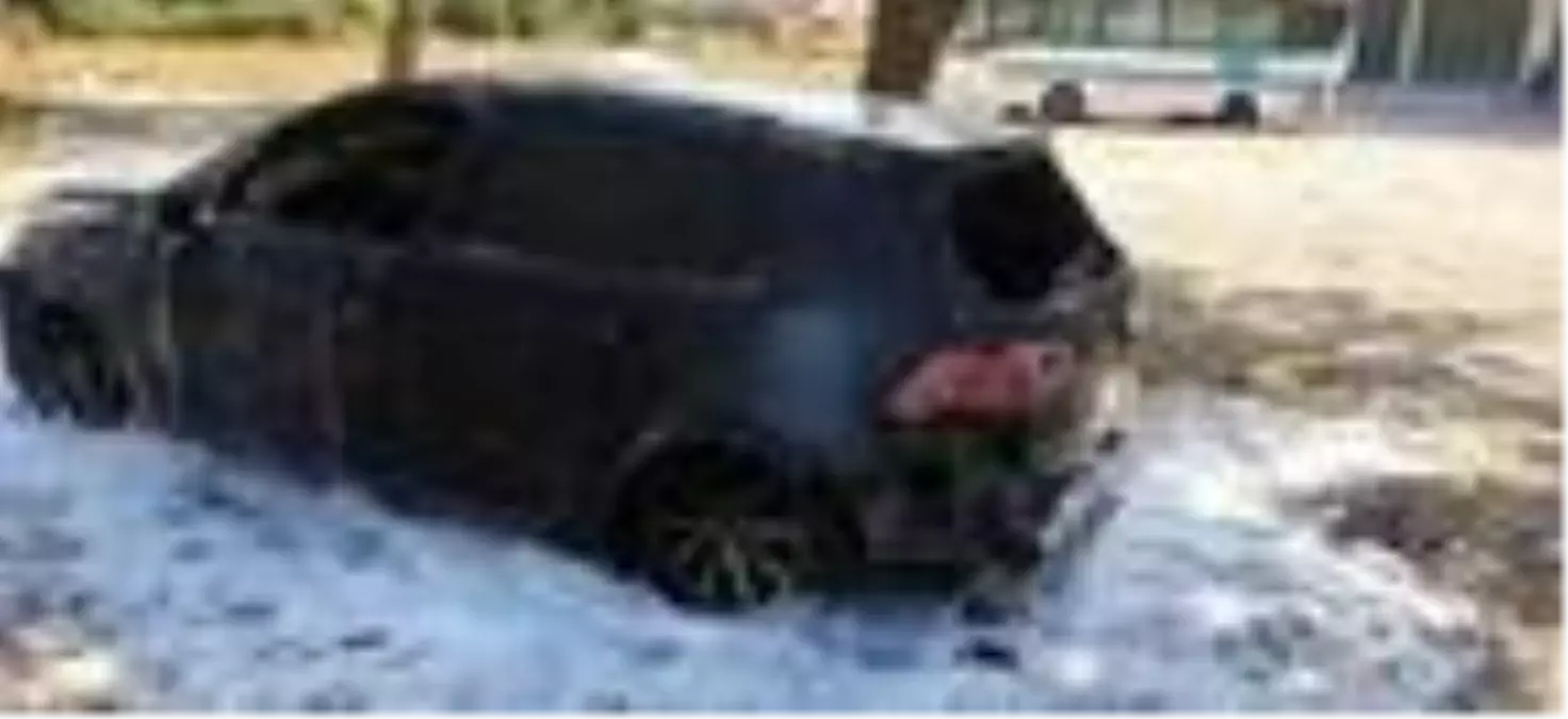 Park halindeki otomobil, yandı