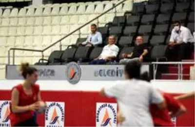 Paşanın Melekleri'nden gövde gösterisi Paşanın Melekleri'nden gövde gösterisi
