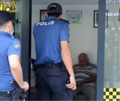 Polisin maske uyarısına kızan esnaf, 'Ben hırsızlık mı yaptım' diyerek nüfus cüzdanını vermemek için direndi Polisin maske uyarısına kızan esnaf, 'Ben hırsızlık mı yaptım' diyerek nüfus cüzdanını vermemek için direndi
